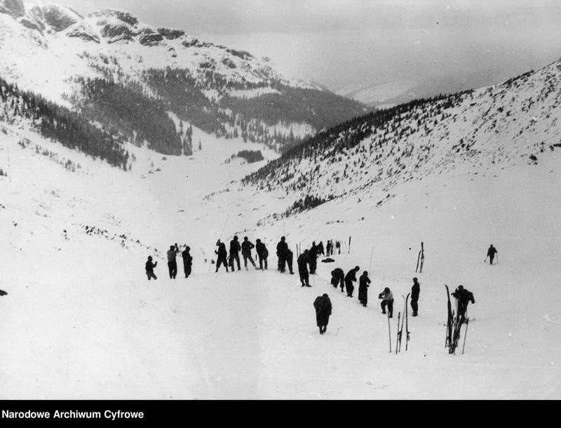 Tatry. 111 lat temu powstał TOPR. Tak dawniej wyglądała praca ratowników [ZDJĘCIA]