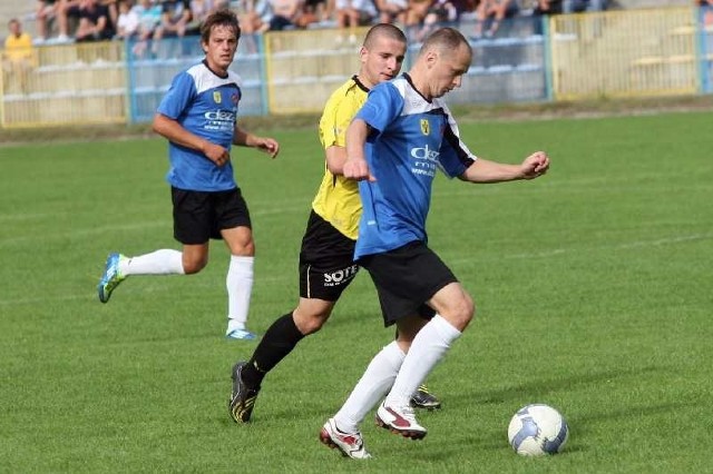 Tomasz Warzocha (z piłką, z lewej Szymon Serafin) i jego koledzy ze Stali Nowa Dęba zmierzą się w pucharowym meczu z Unią Nowa Sarzyna.