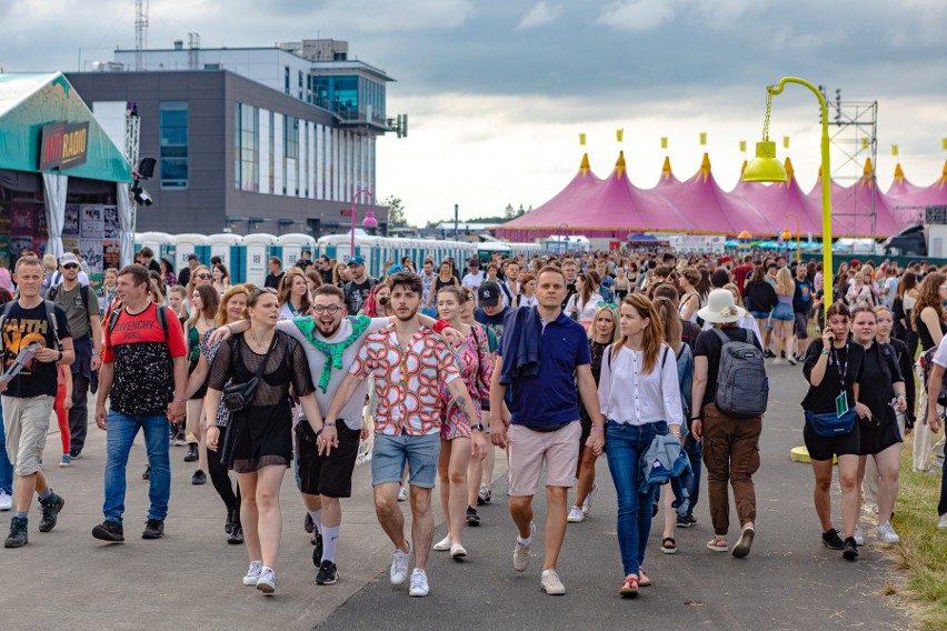 Open'er Festival 2022: stylizacje uczestników. Po jakie sięgnęli? W co ubrać się na Open'era? Galeria zdjęć