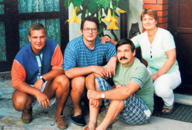 Cała szczęśliwa rodzina: od lewej syn Darek, drugi syn oraz mąż. 6 lipca mija piąta rocznica jego śmierci