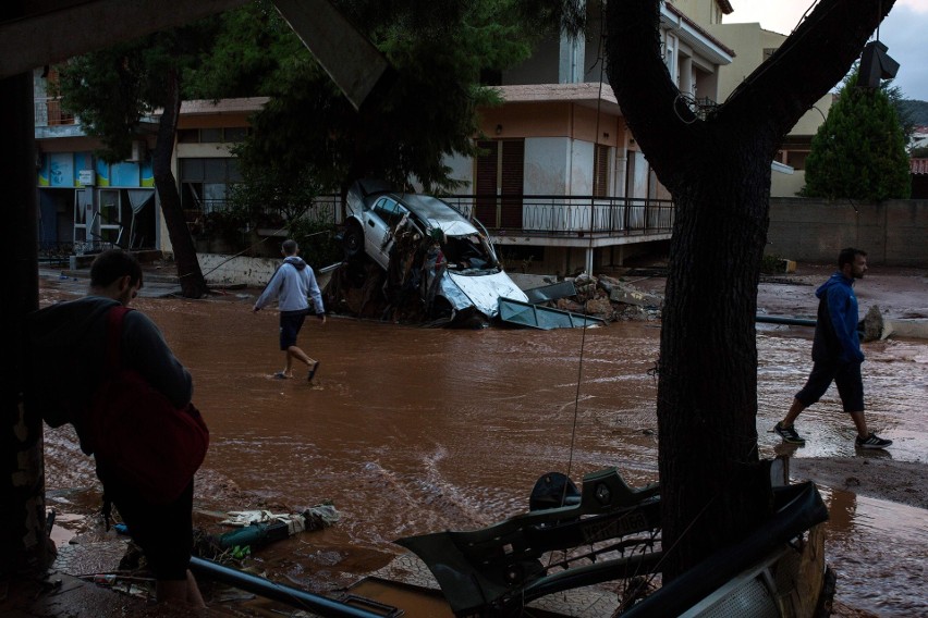 Wielkie powodzie w Grecji. Woda zabiła już 15 osób [ZDJĘCIA]