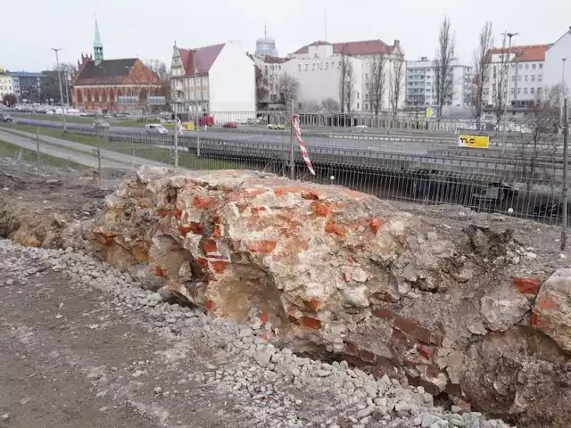 Fragmenty średniowiecznego muru odkryto przy Zamku Książąt Pomorskich w Szczecinie