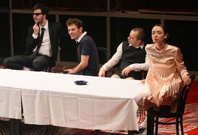 W swych rozterkach Hamlet (Tomasz Nosinski, drugi od lewej) liczyć może na pomoc Horacego (Andrzej Plata, pierwszy z lewej). Zmaga się z konfliktem z Laertesem (Wojciech Niemczyk) i nieszczęśliwą miłością do Ofelii (Karolina Porcari).