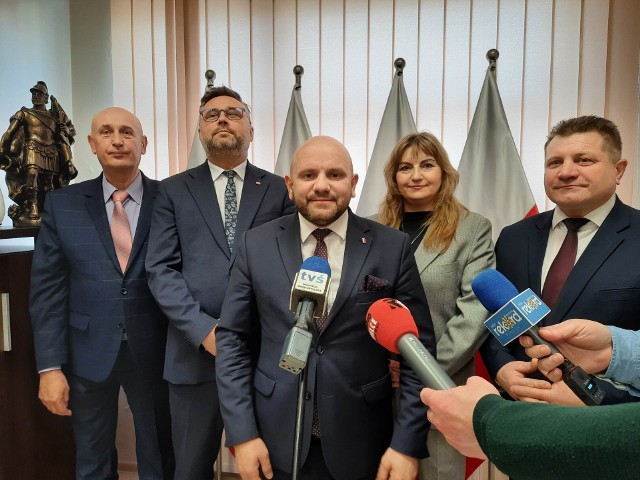 Solidarna Polska w pełni popiera projekt nowelizacji ustawy o samorządzie gminnym dotyczącym dodatku dla sołtysów. Posłowie i działacze chcą, aby wieloletnia praca sołtysów była wynagradzana.