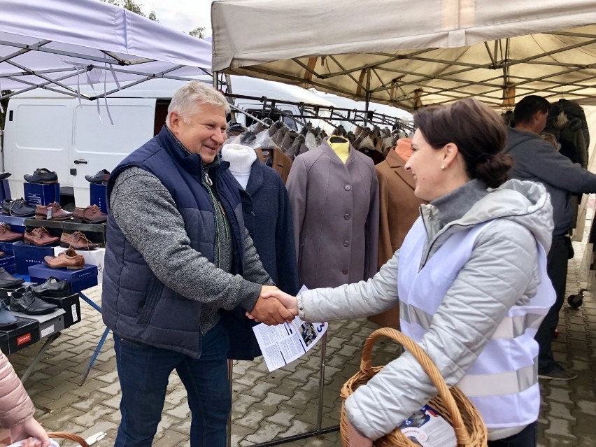 Poseł Marzena Okła - Drewnowicz na targu w Busku. Życzliwe dyskusje i obawy sprzedawców [zdjęcia]