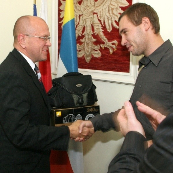 Czesław Gruszewski, zastępca prezydenta Kielc, wręcza nagrodę naszemu fotoreporterowi &#8211; Łukaszowi Zarzyckiemu.