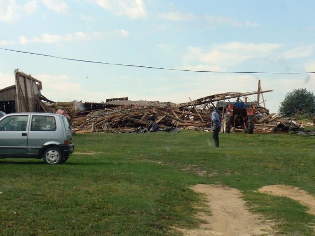 Doszczętnie zniszczona stodoła w miejscowości Wywła na posesji Małgorzaty Piotrowskiej.