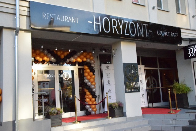 Restauracja Horyzont istnieje od grudnia 2016 roku. W ciągu miesiąca zaszły w niej jednak ogromne zmiany. Przede wszystkim Maciej Deoniziak, poprzedni właściciel lokalu, sprzedał go biznesmenowi René van der Hoek. Ponowne otwarcie pod nowym szyldem: Horyzont & Lounge Bar. 