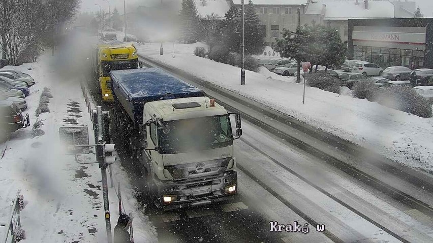 Znów mocno sypie. Intensywny śnieg utrudnia życie kierowcom, drogi są śliskie [ZDJĘCIA]