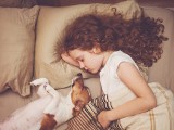 Śpisz z psem w jednym łóżku? Twoje samopoczucie Ci za to podziękuje. Jakie korzyści zdrowotne daje bliskość pupila?