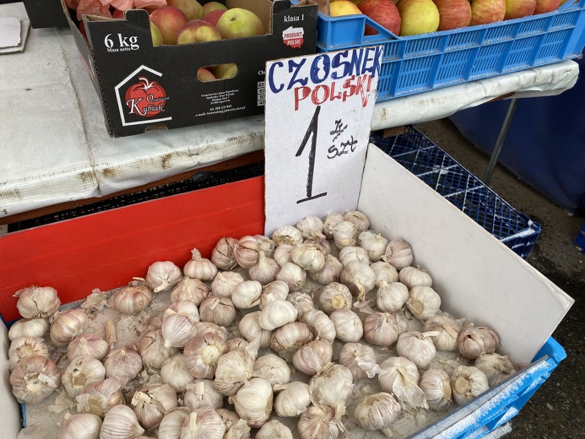 Ceny owoców i warzyw na bazarach w Kielcach we wtorek 28 listopada. Po ile były mandarynki, pomidory i gruszki 