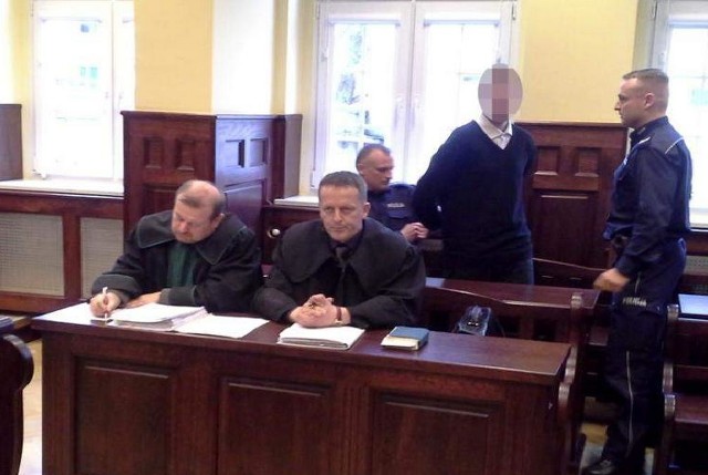 Sprawa zabójstwa ciotki po dopalaczach znowu toczy się przed Sądem Okręgowym w Słupsku. Jednak wina oskarżonego już została udowodniona w poprzednim procesie. Kary cząstkowe za zabójstwo i dwie próby zbrodni  są już prawomocne