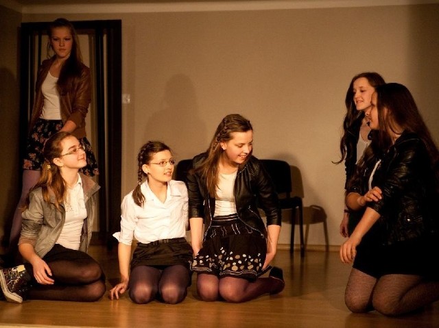Grupa teatralna z projektu "Młodzi z pasją działają aktywnie&#8221; na scenie Gminnego Centrum Kultury w Jeżowem.
