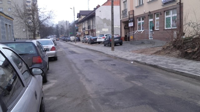 Ulica Nowy Świat w Kielcach jest pełna dziur i łat. Kierowcy proszą drogowców o jej jak najszybszy gruntowny remont.