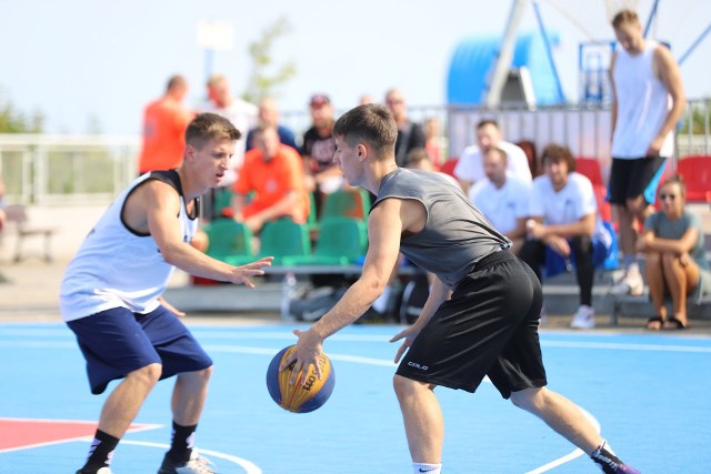 W miniony weekend odbył się turniej koszyków ki ulicznej 3x3 USTKA BASKET CUP. Wydarzenie przygotowało Stowarzyszenie Centralne Wybrzeże Projekt wraz z Miastem Ustka i Stowarzyszeniem Streetball Polska. Widowisko odbyło się na specjalnie przygotowanym boisku koszykarskim przy Promenadzie Nadmorskiej w Ustce, vis a vis sceny muzycznej.USTKA BASKET CUP odbył się w ramach Finału sezonu z Hip-Hopem, a to oznacza, że na Promenadzie Nadmorskiej nie zabrakło również pokazu malowania ulicznej sztuki graffiti oraz występów na scenie muzycznej wykonawców muzyki RAP. W tym roku gwiazdą wieczoru był zespół POKAHONTAZ.