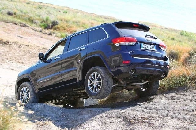 Jeep Grand Cherokee jest sprzedawany w wersjach Limited, Overland, SRT oraz w ekskluzywnej wersji - Summit. Dostępne są cztery wersje silnikowe: doskonały turbodiesel 3.0 V6 z bezpośrednim wtryskiem Common Rail z technologią Multijet II oraz silniki benzynowe 3.6 V6 Pentastar i 5.7 V8 (dostępne tylko i wyłącznie w wersji Overland oraz Summit) i 6.4 V8 HEMI (tylko w wersji SRT).Fot. Jeep