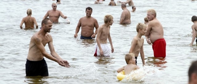 W sobotę białostoczanie szukali ochłody na miejskiej plaży w Dojlidach. W tym miejscu woda jest przydatna do kąpieli.