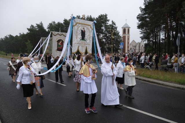 Tradycyjna procesja z okazji Bożego Ciała wyruszyła dziś o godz. 9 spod kaplicy bł. Marii Karłowskiej w kierunku Kościoła św. Maksymiliana Kolbego, gdzie zostanie odprawiona msza święta. Następnie procesja uda się do kościoła oo. Paulinów, gdzie nastąpi jej zakończenie. Oto nasza fotorelacja z tego wydarzenia. Zobacz także:Pożar przy Szosie Chełmińskiej. Nieoficjalnie: jedna osoba nie żyje. AktualizacjaDodatkowe opłaty w większości toruńskich gabinetów stomatologicznych. Ile zapłacimy?