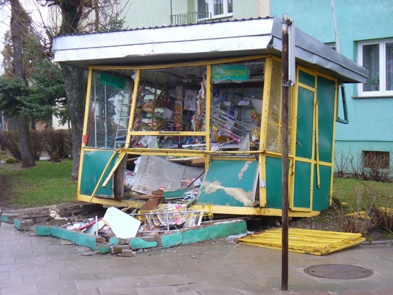 Tir wjechał w kiosk w Dąbrowie Białostockiej