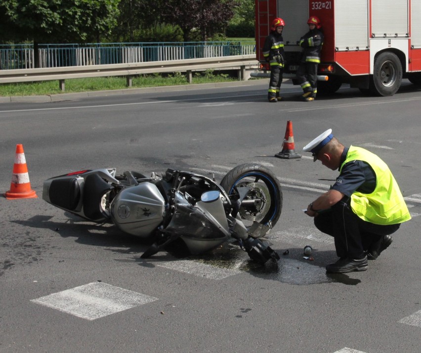 Wypadek motocyklisty. Na Obozisku Volkswagen golf uderzył w Yamahę 