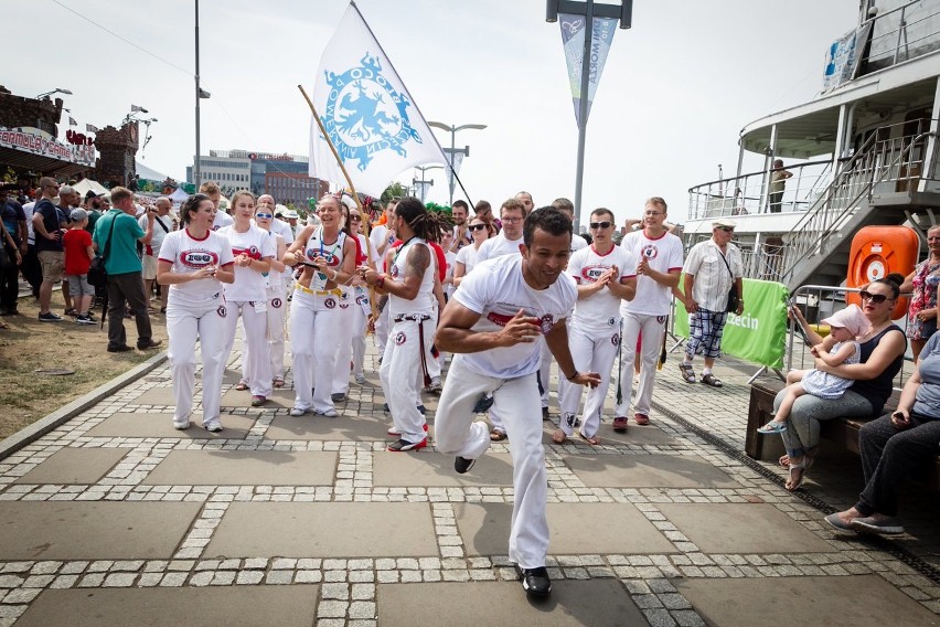 Huczna parada na zakończenie Dni Morza i Samba Port Festival [ZDJĘCIA]