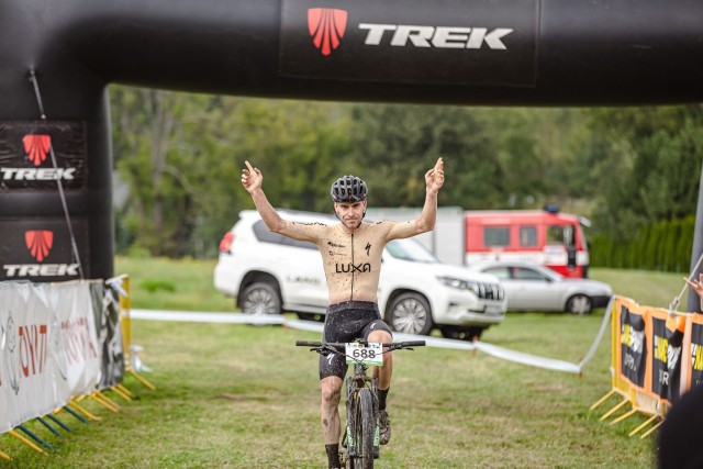 Oskar Pluciński na mecie IV Dakar Toyota MTB Lubenia