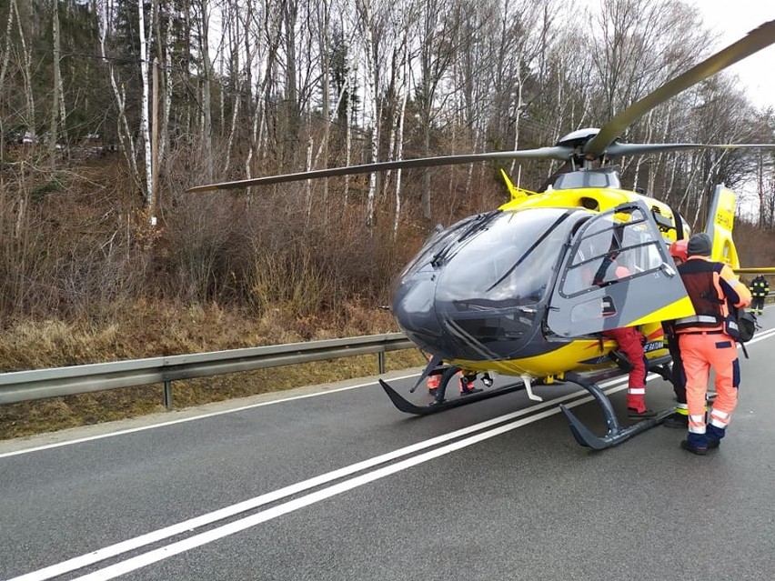 Gruszowiec. Wypadek na drodze krajowej nr 28. Matka i dziecko zabrane do szpitala. [ZDJĘCIA]