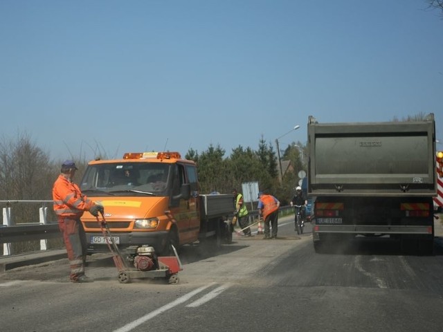 Mieszkańcy Możdżanowa mają nadzieję, że niebawem zobaczą na swojej drodze ekipy drogowców.  Na zdjęciu: remont drogi Słupska-Ustka.