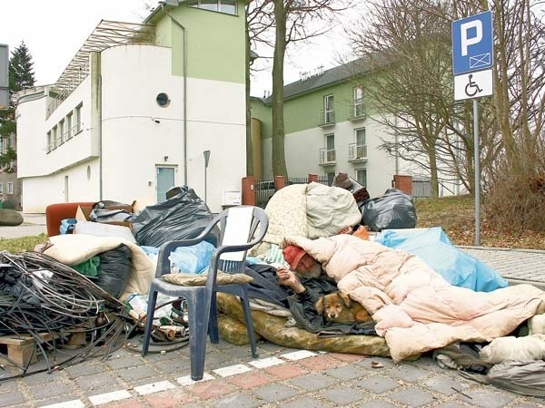 Wtorek, 5 kwietnia, parking przy ulicy Bałtyckiej. Sylwester Kobrzyński i jego pies Puszek, który towarzyszy mu od 11 lat. Według właściciela przybłęda broni go przed intruzami i ogrzewa zimą.