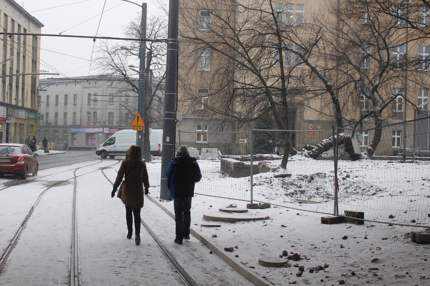 Piesi swobodnie chodzą po rynku, także po torowisku. Trudno...