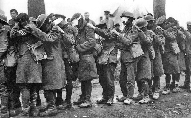 Oślepieni gazem bojowym żołnierze brytyjscy z 55 Dywizji. Zdjęcie wykonane 10 kwietnia 1918 roku