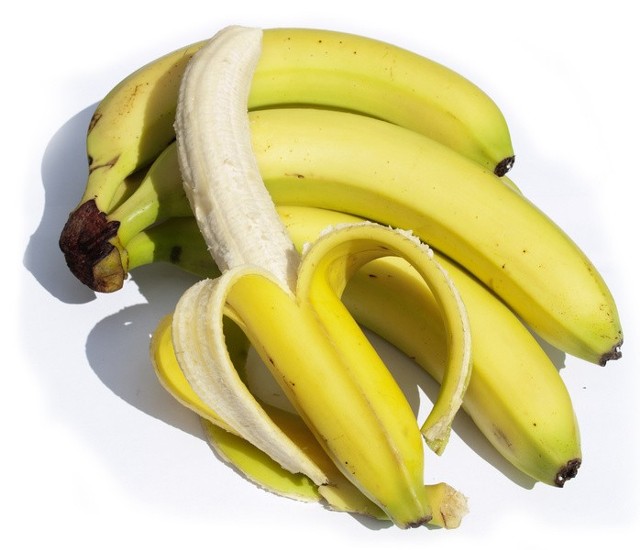 Jeden 100 gramowy banan zawiera: 19 - 23,5 g węglowodanów, 2 g błonnika, 74 g wody, 1,15 -1,3 g białka, duże ilości witaminy C, witamin z grupy B, beta-karotenu, potasu, magnezu i selenu oraz pierwiastki śladowe: miedź, cynk, selen, fluor, mangan i jod.