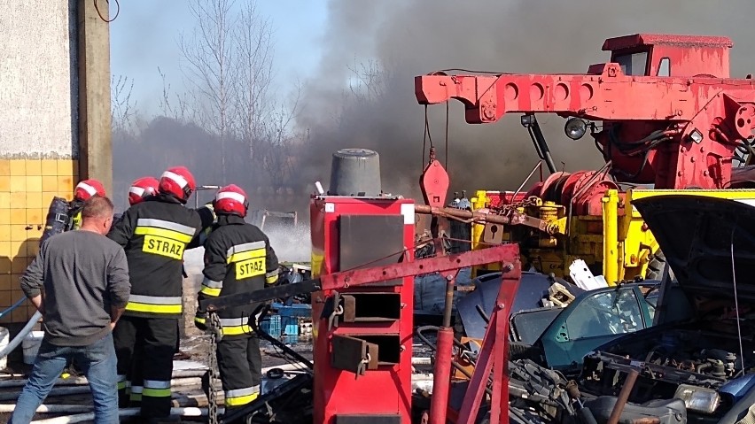 Pożar na terenie zakładu mechaniki pojazdowej w Miastku