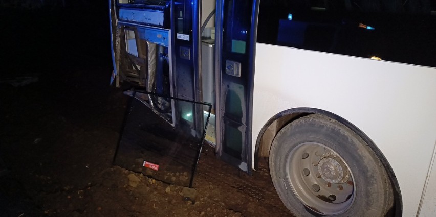 Groźne zdarzenie na remontowanej trasie Słupsk-Ustka. Autobus wypadł z drogi