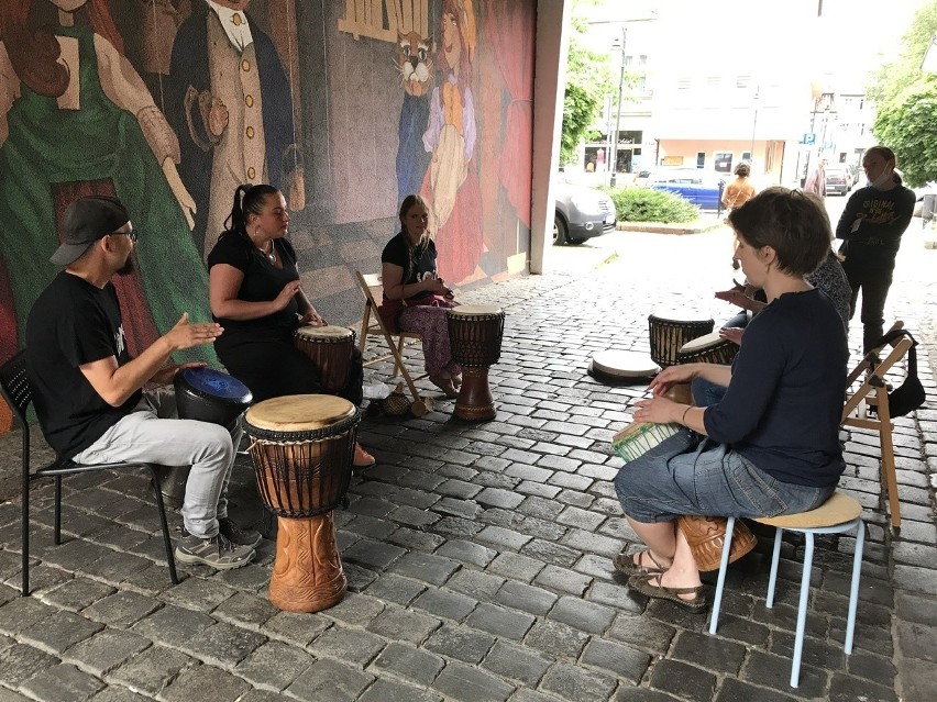 Mały Festiwal Radości na ulicach Słupska. Warsztaty bębniarskie [ZDJĘCIA]