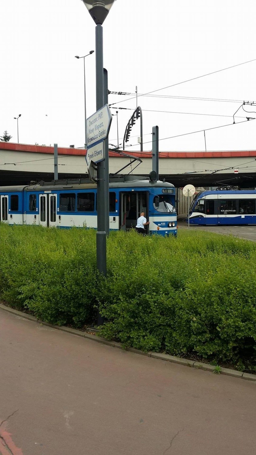 Awaria tramwaju na rondzie Mogilskim (zdjęcie z czwartku, 2...