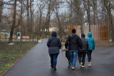 Spacer po parku Ludowym w Lublinie w Wielką Sobotę. Pogoda dziś nie dopisała. Zobacz zdjęcia
