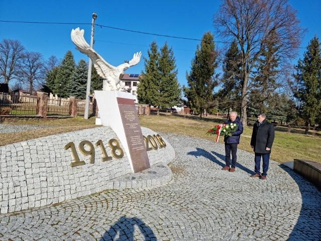 Starosta przysuski Marian Niemirski i wicestarosta Marek Kilianek złożyli kwiaty pod pomnikiem Orła Białego w Skrzyńsku.