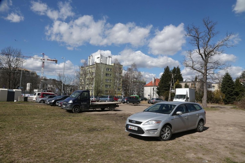 Parking na ul. Północnej. Tu wkrótce stanie nowy  budynek