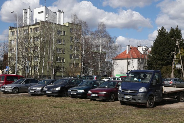 Parking na ul. Północnej. Tu wkrótce stanie nowy  budynek