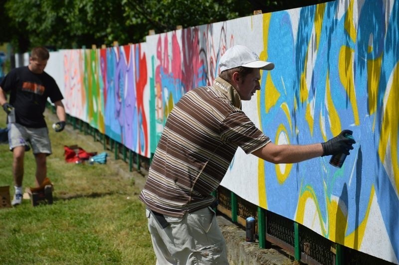 Graffiti zdobi ogrodzenie Liceum Ogólnokształcącego w...