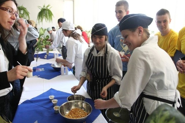 Dominika Cheda (z lewej) i Ewelina Maleta z klasy II TG wraz z pozostałymi członkami drużyny przygotowały na Festiwal zupę "Bagno Shreka&#8221;, której bazę stanowiły: szpinak, boczek, oraz dwa rodzaje ryżu.  Zupę podawały z grzankami.