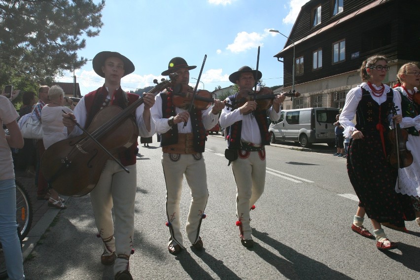 Tydzień Kultury Beskidzkiej 2016: Drugi dzień święta folkloru. Barwny korowód w Szczyrku [ZDJĘCIA]