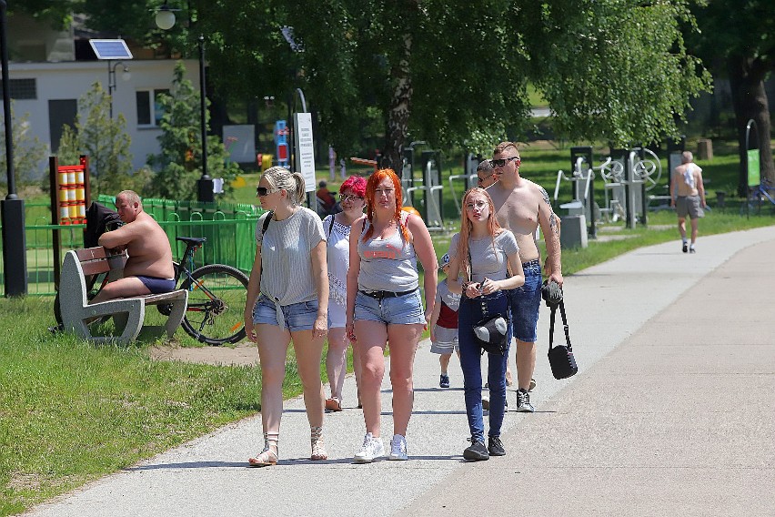 W upalną sobotę łodzianie zapomnieli o epidemii koronawirusa. Tłumy mieszkańców miasta w Arturówku [ZDJĘCIA]