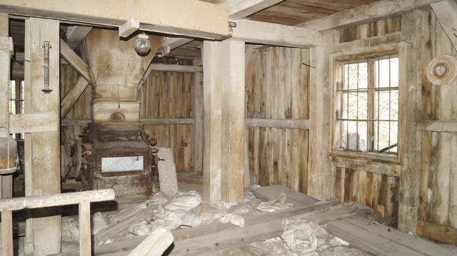 Zabytkowy młyn w Rudzie pod Skierniewicami z roku na rok coraz bardziej popadał w ruinę