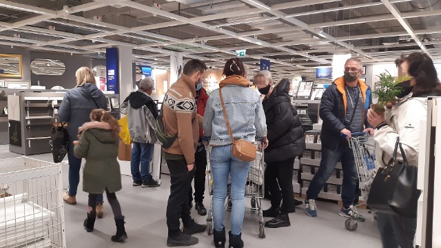 IKEA podczas lockdownu jest otwarta. W sobotę, 20 marca, klienci przyjechali na zakupy. Zobacz kolejne zdjęcia. Przesuń zdjęcia w prawo - wciśnij strzałkę lub przycisk NASTĘPNE