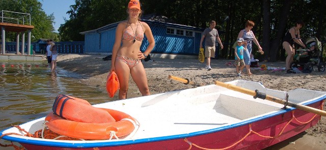 Pani Agata, jedynaczka wśród szczecineckich ratowników, zaprasza na plażę Lechia nad jeziorem Trzesieckim.