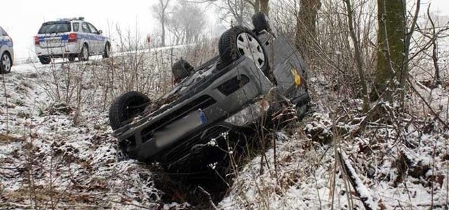 Kierowca toyoty zjechał do przydrożnego rowu i dachował