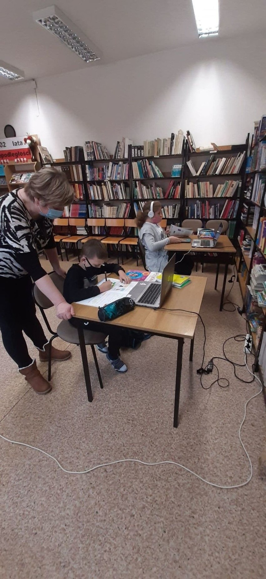 Michałowo. Uczniowie łączą się z nauczycielami ze szkolnej biblioteki. Problemem dostęp do internetu w gminie 