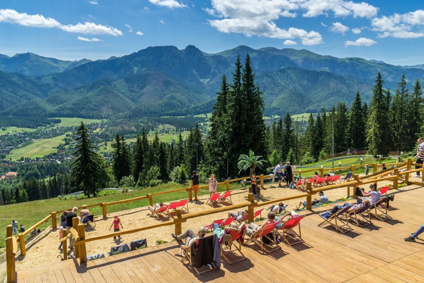 Zakopane. Na Gubałówce powstaje plaża z widokiem na panoramę tatrzańskich szczytów